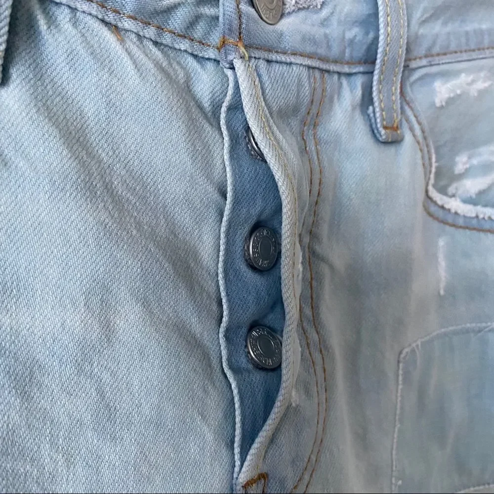 LEVI’S Light Wash Distressed Patch Pocket Shorts - Picture 5 of 9